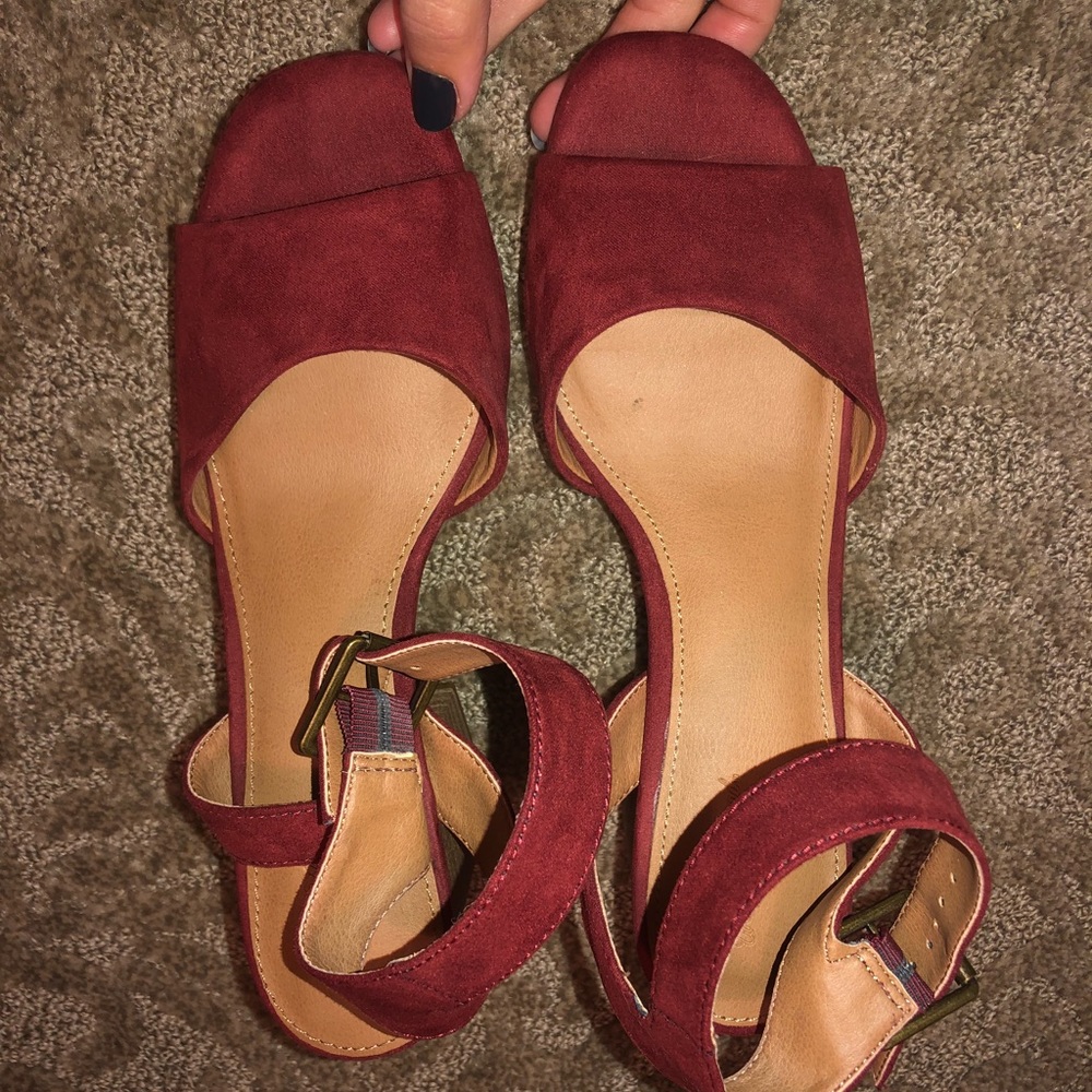 Universal Thread Heels - Picture 6 of 6